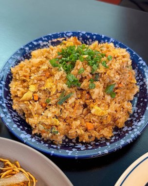 Domuz eti ve sebzeli kızarmış pirinç.