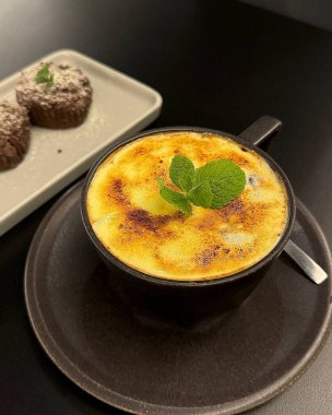 Siyah masada bir fincan lezzetli sıcak latte.