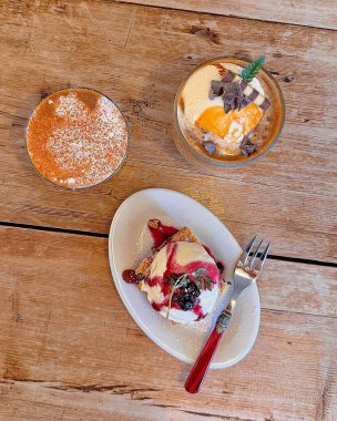 Çikolata soslu dondurma.