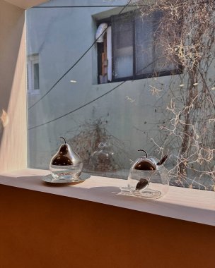 Modern bir apartmanın içinde.