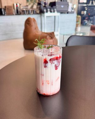 Kafede lezzetli bir tatlı..