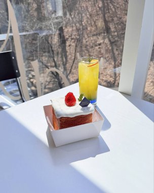 Masada bir bardak çay ve bir fincan kahve.