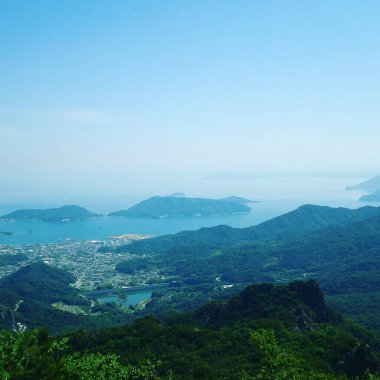 Dağların ve gölün manzarası.