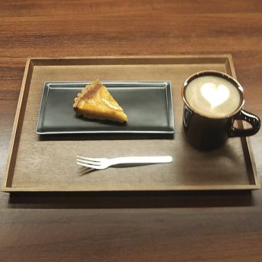 kahve fincanı ve kahve tahta masada.