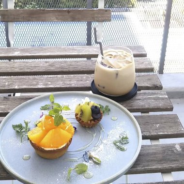 Bir fincan kahveyle birlikte bir kekin mutfak fotoğrafı.