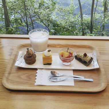 Masadaki lezzetli ve tatlı tatlılar