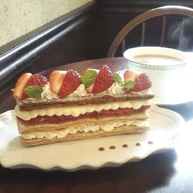 Kremalı ve naneli çilekli pasta.