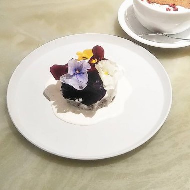 Dondurma ve çikolatalı lezzetli çikolatalı pasta.