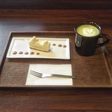 Kahve fincanı ve çay ahşap masada.