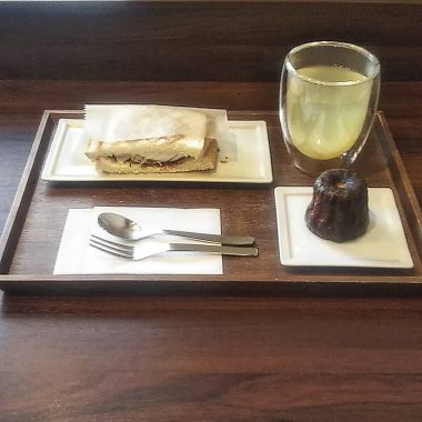 Kahve fincanı ve çay masanın üstünde.