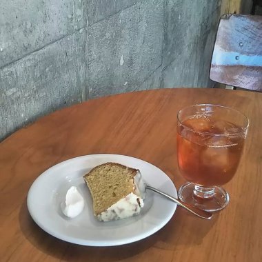 Dondurmalı kahve ve kek.