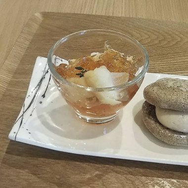 Bir fincan kahve ve bir bardak çayla nefis bir tatlıyı yüksek açılı çekiyoruz.