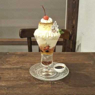 Kremalı ve meyveli tatlı.