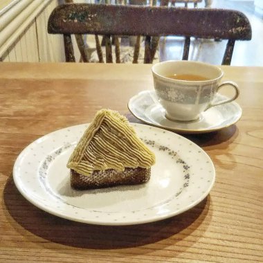 Masanın üzerinde bir parça kahve olan bir parça kek.