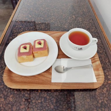 Kek ve buzlu çay fincanı.