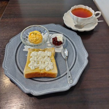 Kahve ve çayla kahvaltı.