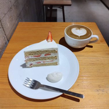 kahve fincanı ve kek masanın üstünde.