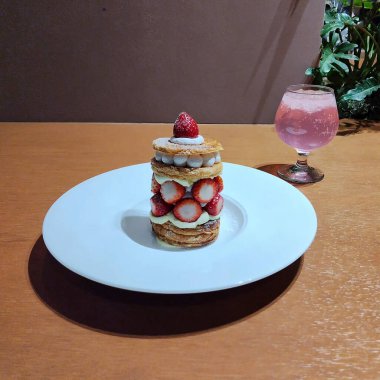 Çilekli ve çilekli waffle ve bir fincan çay.