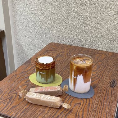 Tahta bir masada bir fincan kahve ve bir fincan kahve.