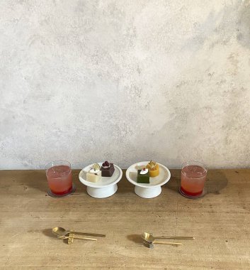 Meyve ve meyveli lezzetli bir tatlı.