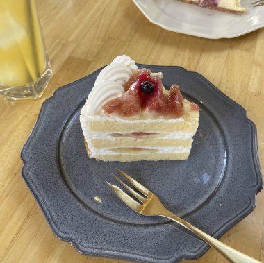 Çilekli ve kremalı lezzetli bir pasta.