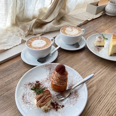 Tahta bir masada beyaz bir tabak lezzetli kek ve kahve.