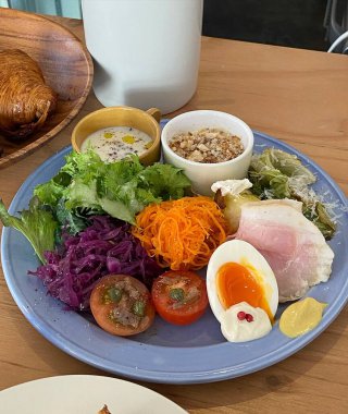 Tavuklu pilav ve salata.