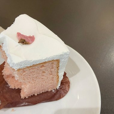 pasta beyaz plaka üzerinde