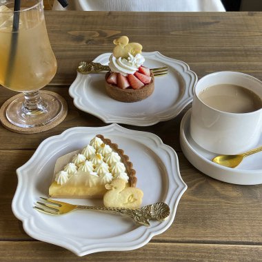 Kahve, krema ve çikolatalı kek.