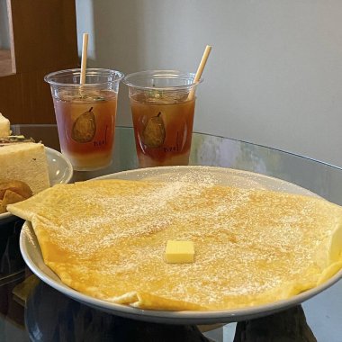 Lezzetli taze ekmek ve peynir masada.