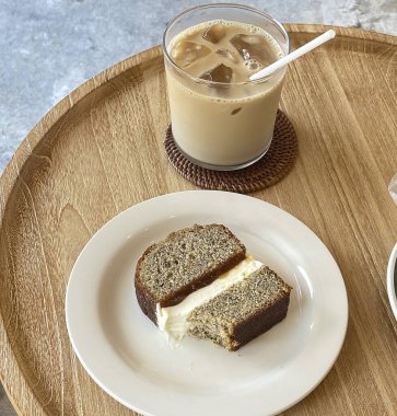 Masanın üzerinde bir fincan kahve.