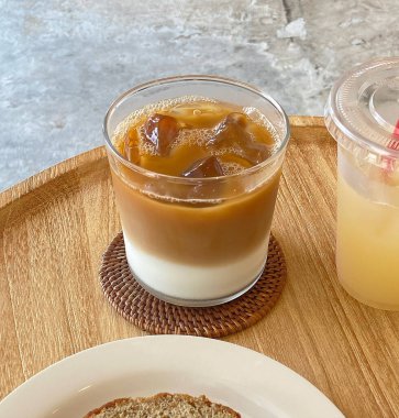 Kafede buzlu kahve ve buzlu kahve