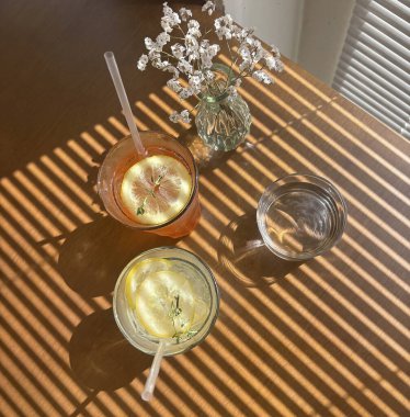 Limonlu buzlu çay, nane ve buz.