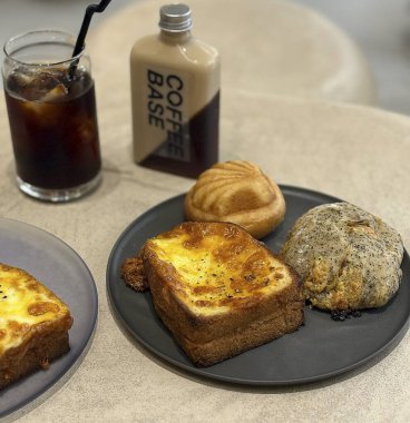 Masada kahve ve ekmek ile kahvaltı.