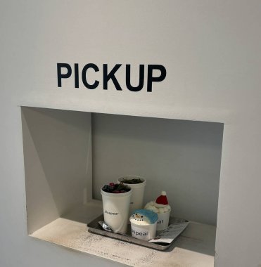 Duvarda beyaz arka planı olan boş bir kutu var.