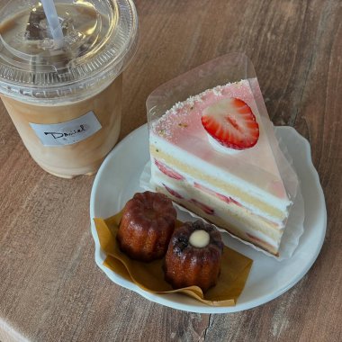 Çilekli kek ve beyaz arka planlı bir fincan kahve.