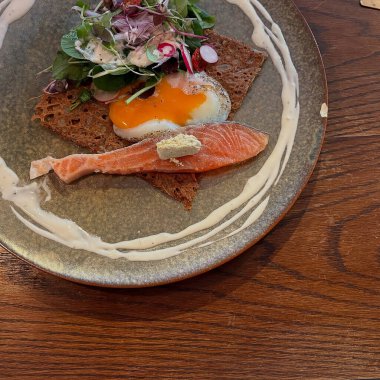 Somon bifteği ve krema sosu.