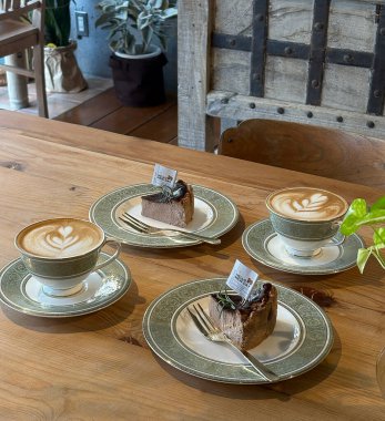 Çikolatalı kahve ve kek.