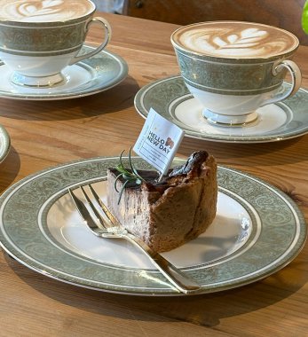 Kahve ve kahve, kahve çekirdekli ahşap masada.