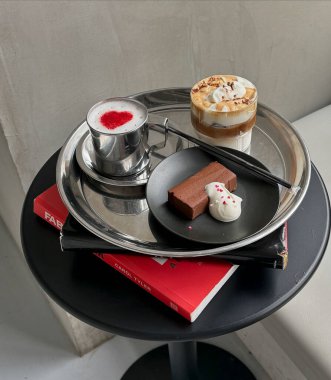 Kremalı ve dutlu lezzetli pasta.