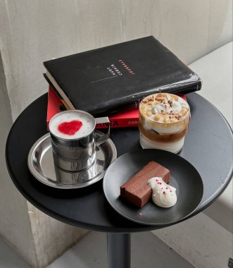 fincan kahve ve kek kafede masada