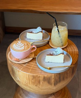 Bir fincan kapuçino, kahve ve süt, ahşap masada..