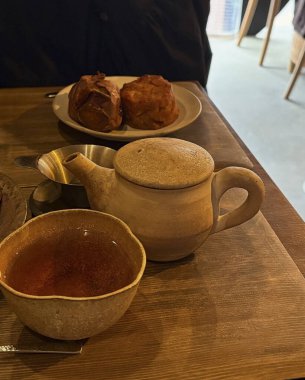 Tahta bir masada bir fincan çay ve bir bardak kahve.