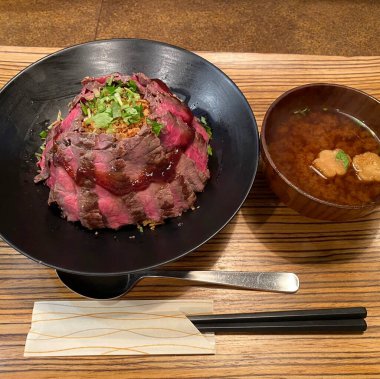 Pirinç ve sebzeli Japon bifteği.