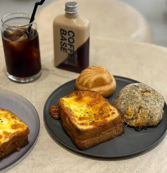 Masada kahve ve ekmek ile kahvaltı.