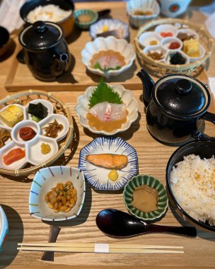 Lezzetli Asya yemeklerinin yakın görüntüsü