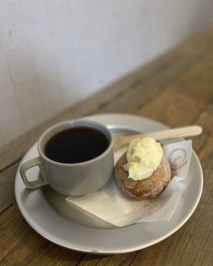 Çikolata soslu lezzetli ve tatlı çörekler.