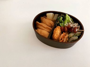 Japon suşi seti, beyaz arka planda.