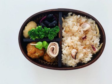 Asya yemeği, sebzeli kızarmış pilav, kızarmış pilav, kızarmış pirinç ve tofu, soya sosu ve beyaz tabakta soya sosu.,