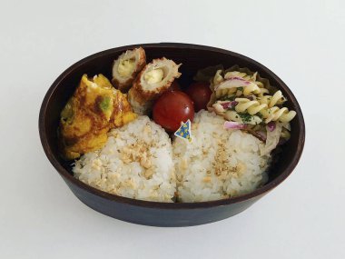 Sebzeli pilav ve tavuk.